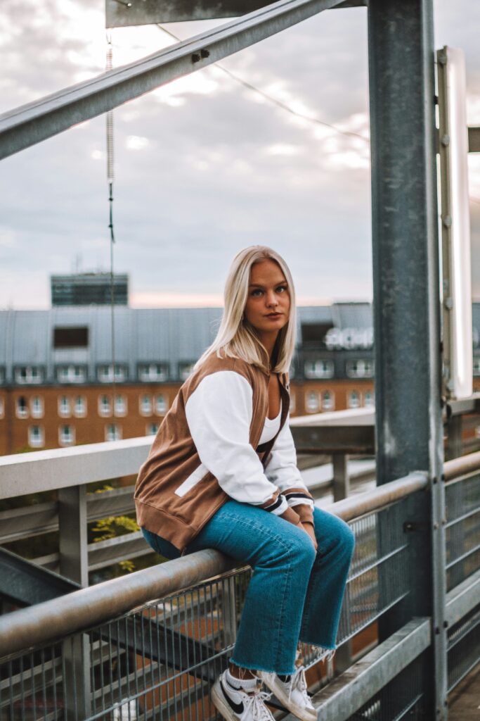 phillip-brecht-0zqqLT_0O8g-unsplash-683x1024 Skandynawski Styl w Modzie: Czym się Charakteryzuje i Jak Stworzyć Minimalistyczny Look?