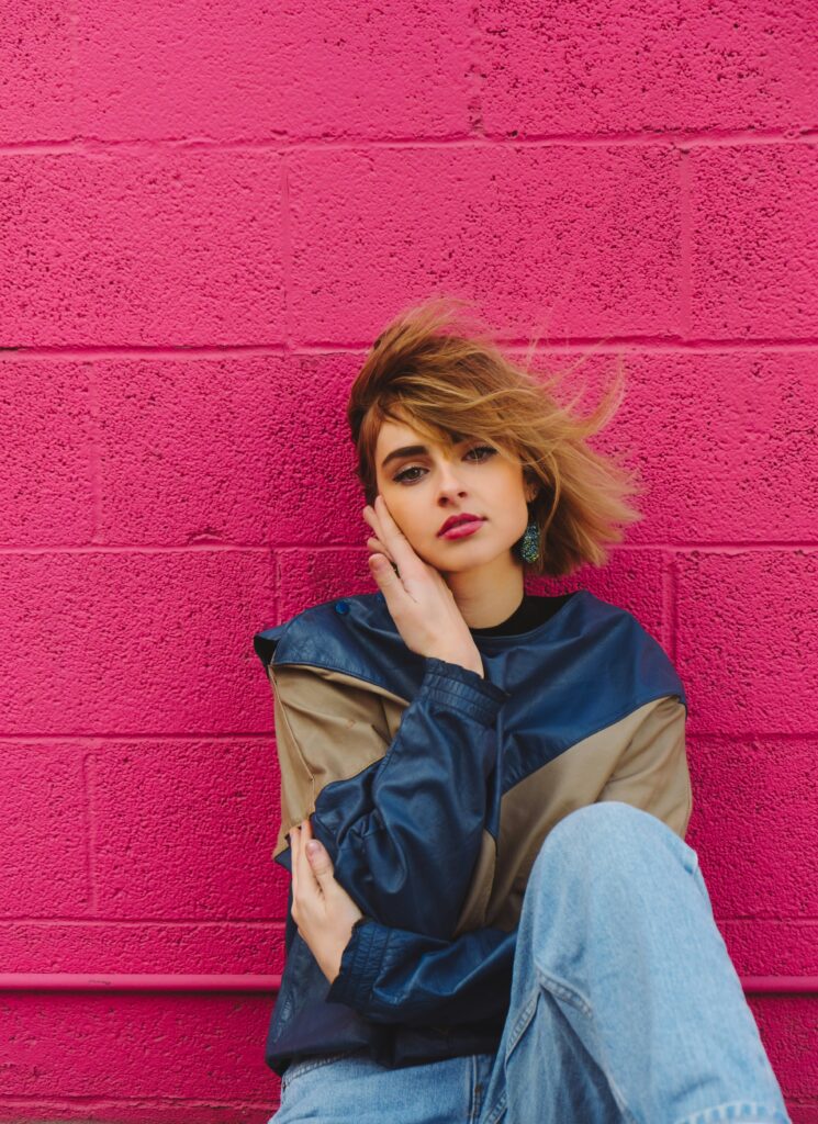 wesley-tingey-4WUwF9jVqMU-unsplash-745x1024 5 Trików Stylistek: Jak Zawsze Wyglądać Stylowo i Modnie Niezależnie od Okazji